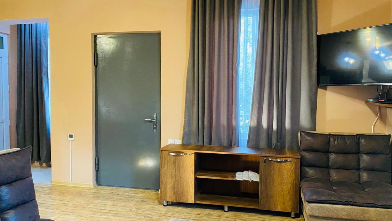 Lela Guest House Mestia Eksteriør billede